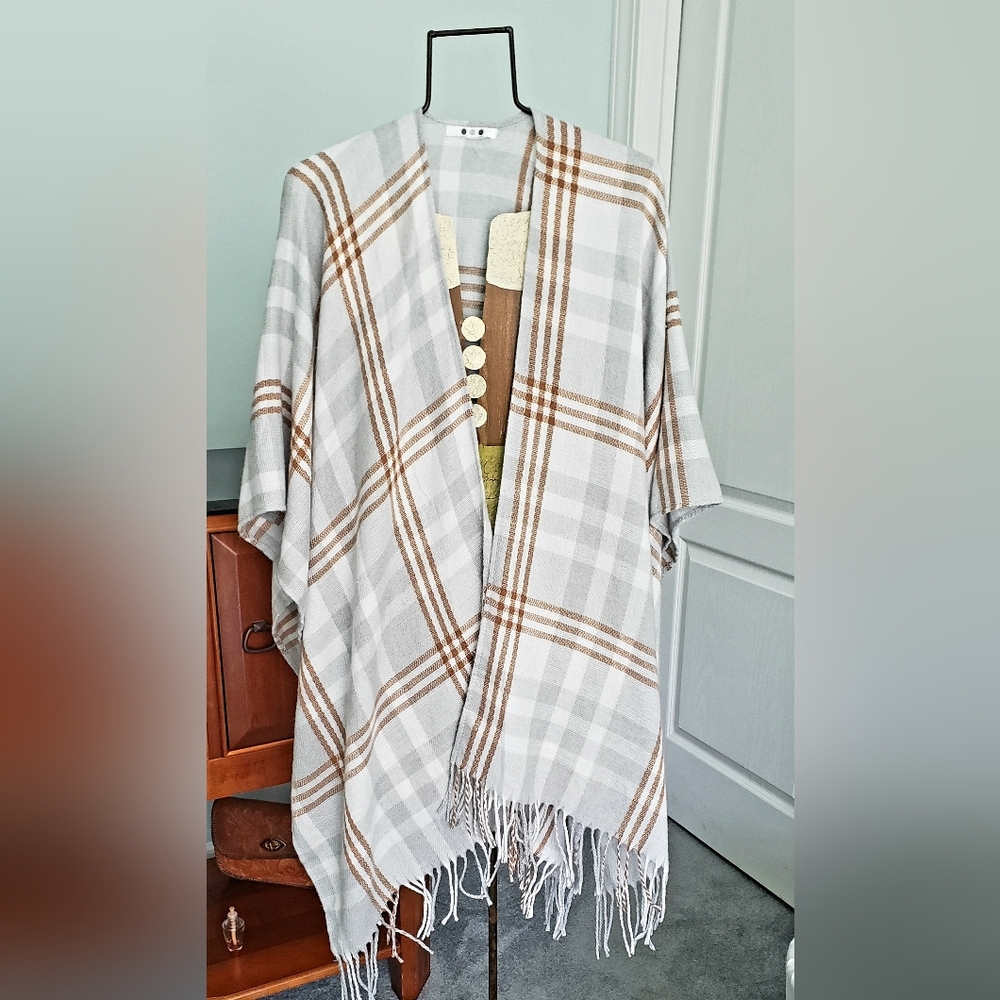 Three Dots Super Soft Like New Plaid Cape in Gray and Brown